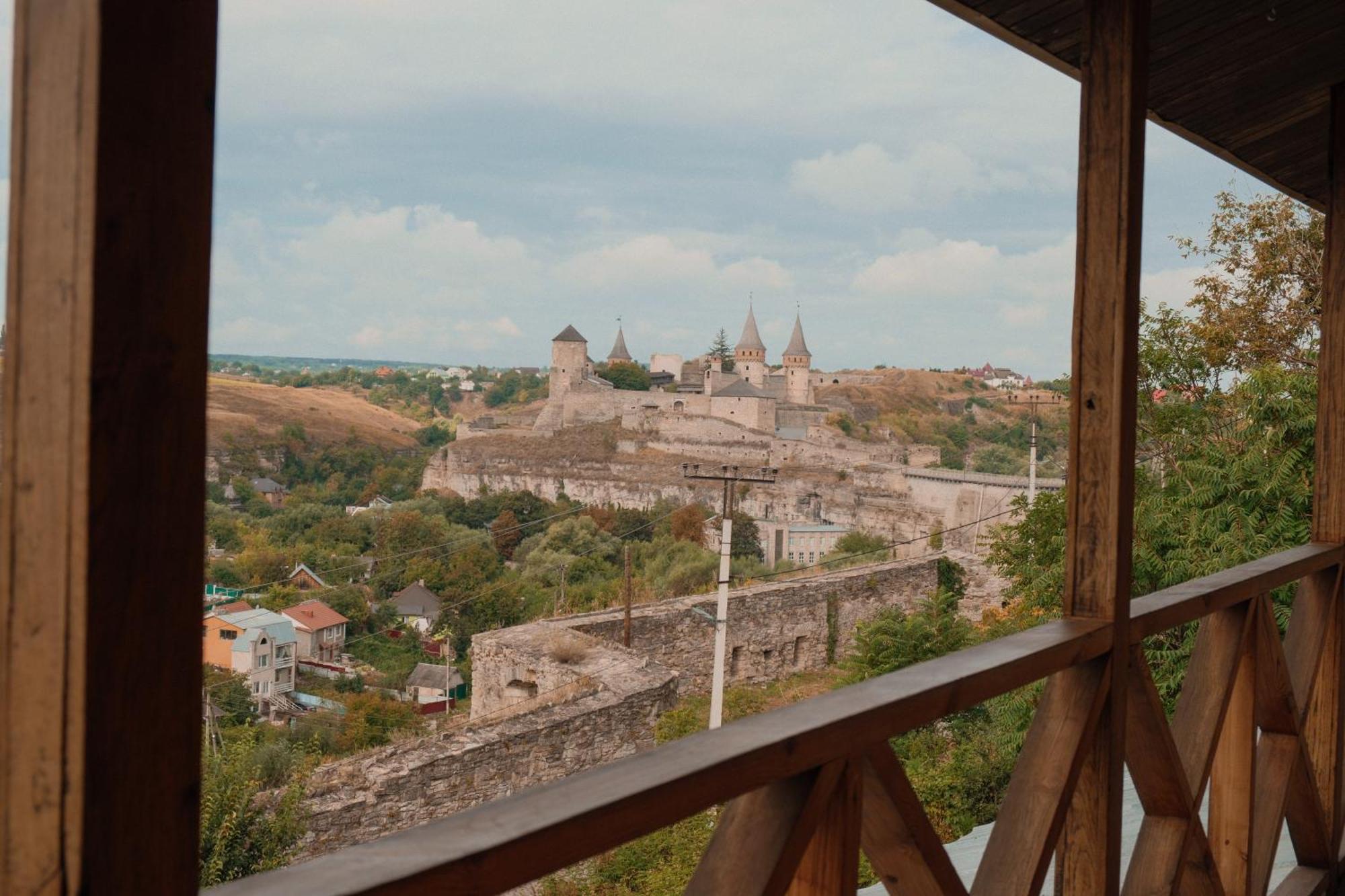 Дом с видом на старую крепость Каменец-Подольский Экстерьер фото